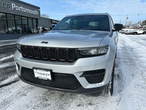 Used 2025 Jeep Grand Cherokee Altitude image 21
