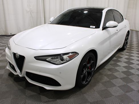 Used 2018 Alfa Romeo Giulia Ti Sport w/ Quick Order Package 22S Sport AWD/4WD image 33