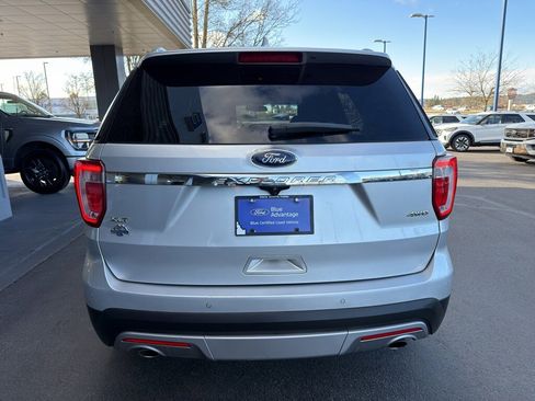 Used 2017 Ford Explorer XLT image 11
