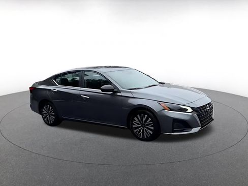 Used 2025 Nissan Altima 2.5 SV FWD image 2