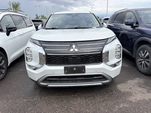 Used 2025 Mitsubishi Outlander AWD image 2