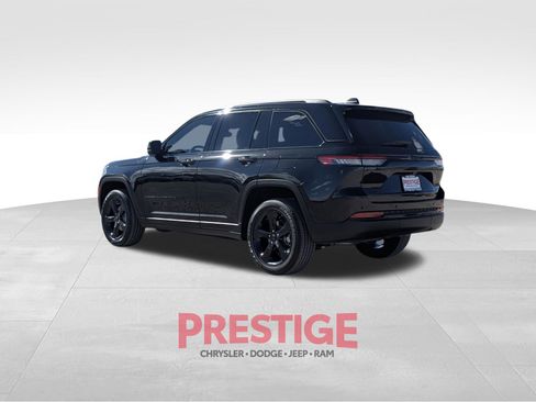 Used 2023 Jeep Grand Cherokee Altitude AWD/4WD image 12