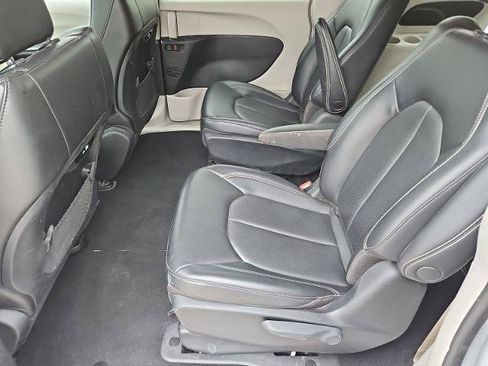 Used 2023 Chrysler Pacifica Touring-L FWD image 22