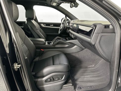 Certified 2025 Porsche Cayenne AWD/4WD image 28