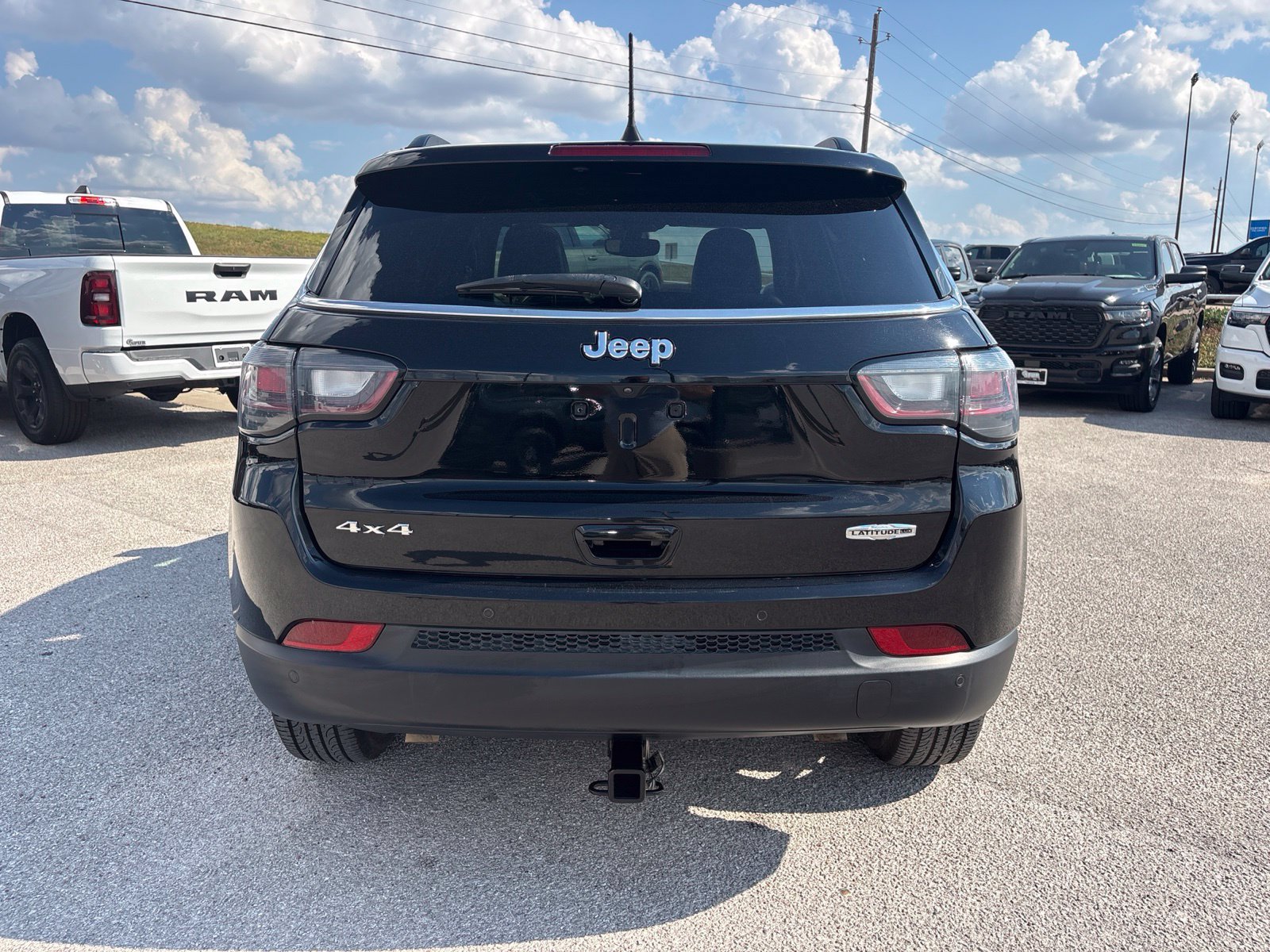Used 2024 Jeep Compass Latitude w/ Sun and Sound Group AWD/4WD image 4