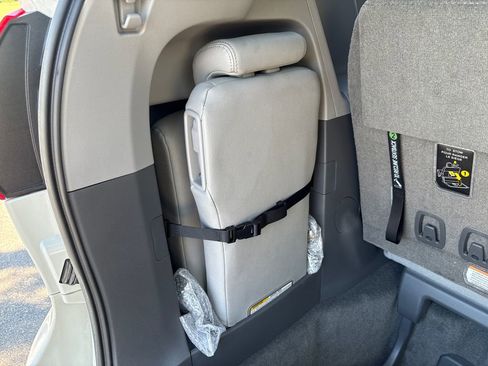Used 2017 Toyota Sienna XLE Premium FWD image 38