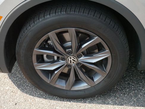 Certified 2024 Volkswagen Tiguan SE w/ Panoramic Sunroof Package AWD/4WD image 15