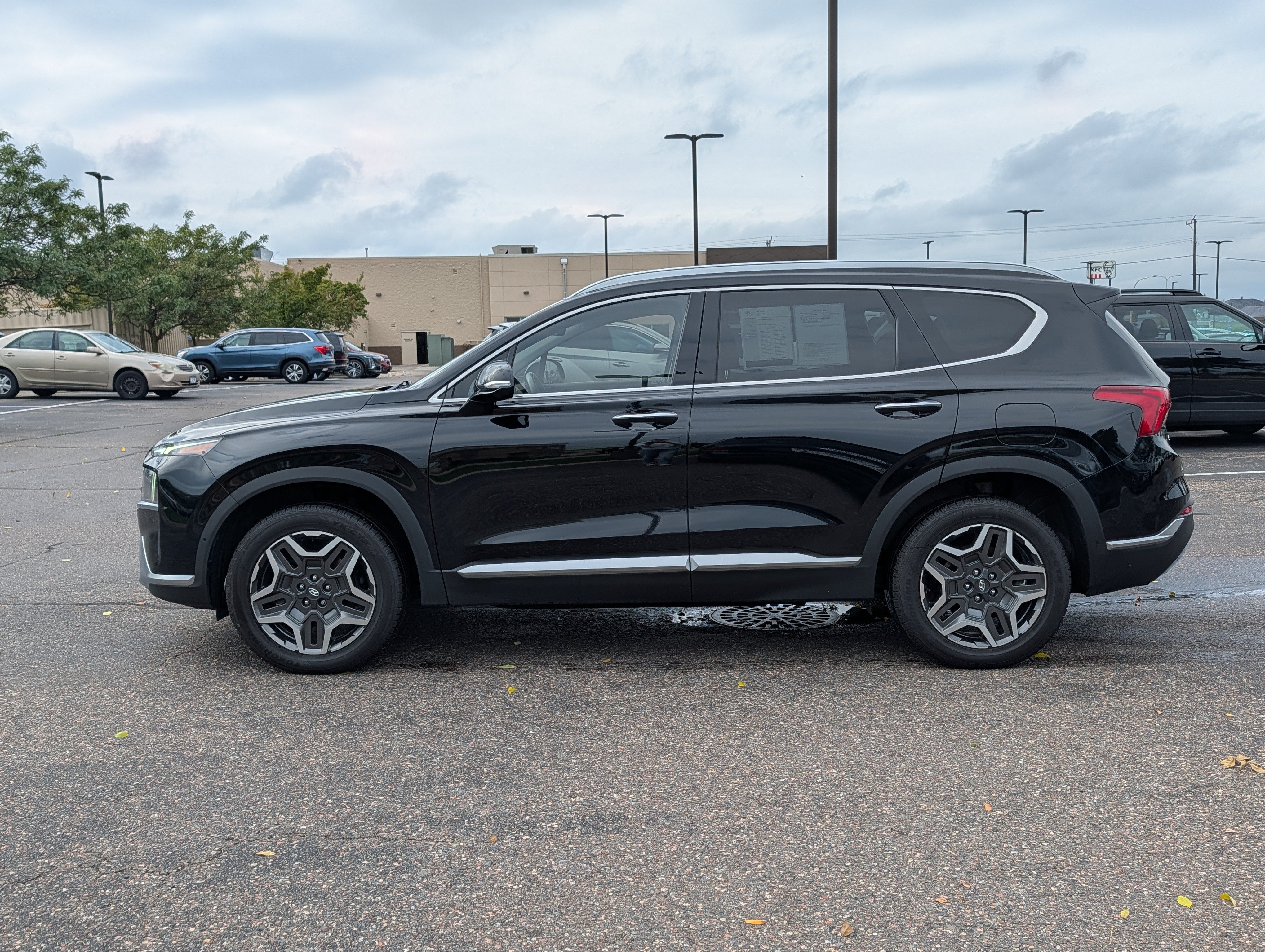 Used 2021 Hyundai Santa Fe Limited AWD/4WD image 2