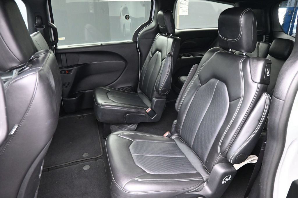 Used 2025 Chrysler Pacifica Select FWD image 13
