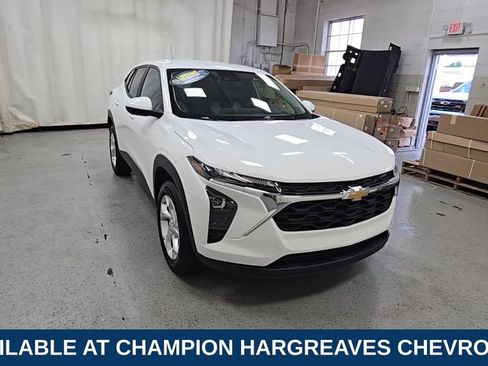 Used 2024 Chevrolet Trax LS w/ LS Convenience Package FWD image 2