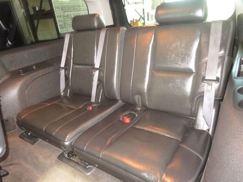 Used 2011 Cadillac Escalade ESV AWD image 27