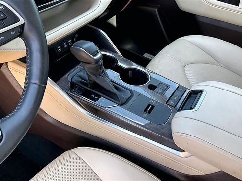 Used 2022 Toyota Highlander Limited FWD image 17