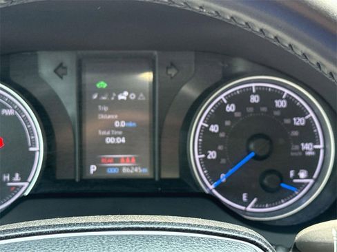 Used 2022 Toyota Venza LE image 12