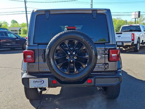 Used 2025 Jeep Wrangler Unlimited Sahara w/ Safety Group AWD/4WD image 5