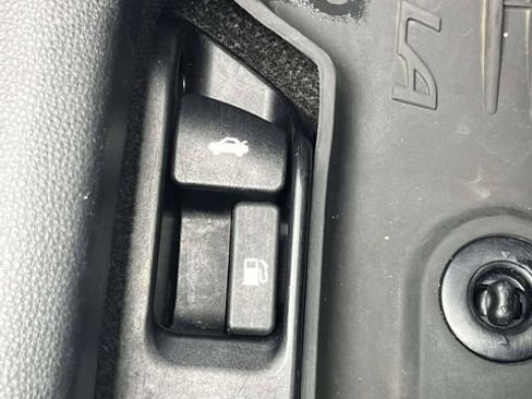 Used 2021 Toyota Corolla LE FWD image 32