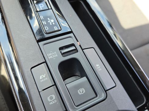 Used 2024 Toyota Prius LE FWD image 17