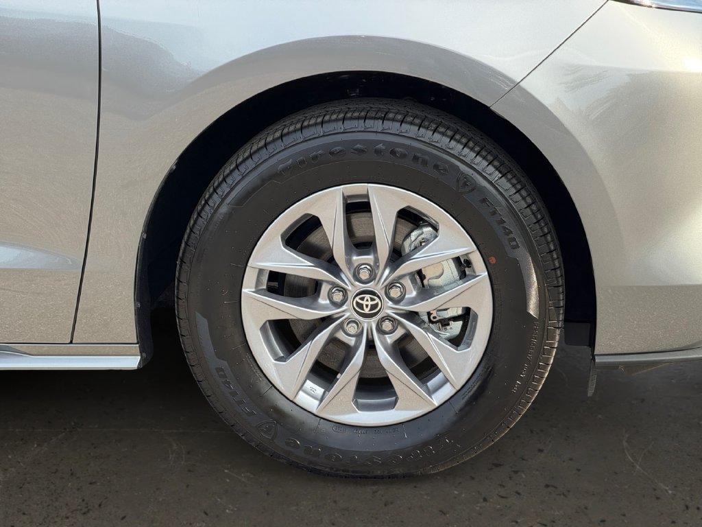 Used 2026 Toyota Sienna LE AWD/4WD image 9