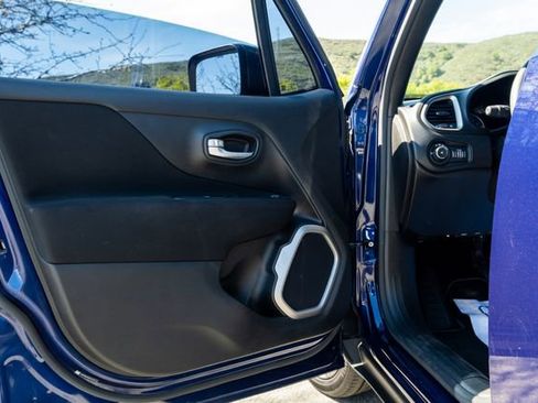 Used 2021 Jeep Renegade Latitude image 12