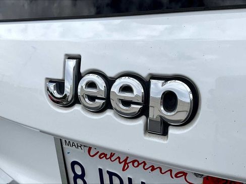 Used 2019 Jeep Grand Cherokee Laredo w/ Security & Convenience Group image 30