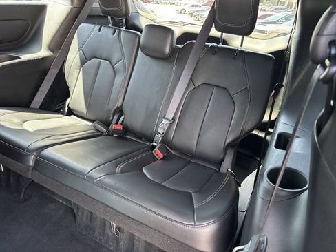 Used 2025 Chrysler Pacifica Select FWD image 18