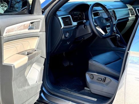 Used 2022 Volkswagen Atlas Cross Sport SE image 11