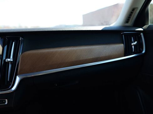 Used 2021 Volvo S90 T6 Momentum image 27