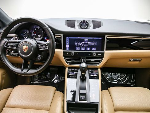 Certified 2024 Porsche Macan w/ Premium Plus Package AWD/4WD image 13