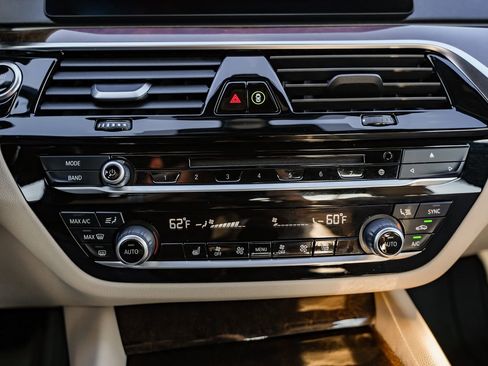 Used 2019 BMW 530e w/ Convenience Package image 27