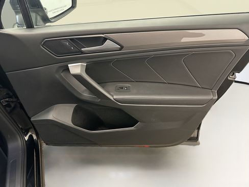 Used 2023 Volkswagen Tiguan SE w/ Panoramic Sunroof Package image 32