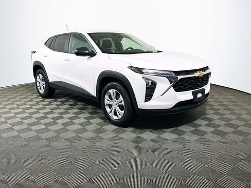 Used 2025 Chevrolet Trax LS FWD image 1