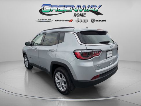 Used 2024 Jeep Compass Latitude AWD/4WD image 5
