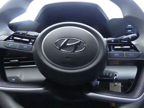 Used 2021 Hyundai Elantra SE image 15