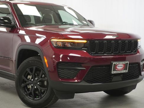 Certified 2025 Jeep Grand Cherokee Altitude image 3