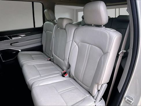 Used 2022 Jeep Wagoneer Series II AWD/4WD image 26