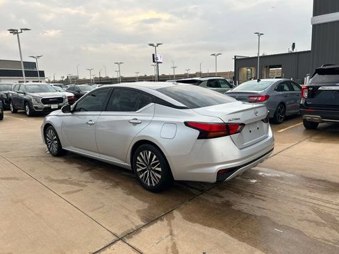 Used 2023 Nissan Altima 2.5 SV FWD image 2