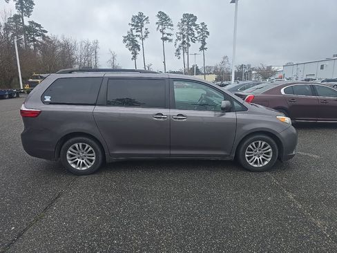 Used 2017 Toyota Sienna XLE Premium image 4