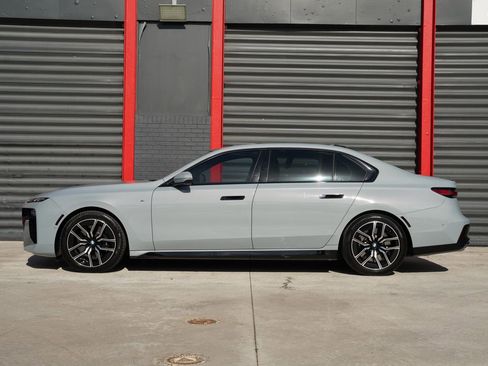 Used 2023 BMW 760i xDrive AWD/4WD image 11