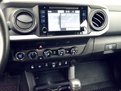 Used 2019 Toyota Tacoma TRD Off-Road w/ Technology Package AWD/4WD image 22