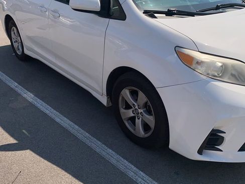 Used 2019 Toyota Sienna LE image 2