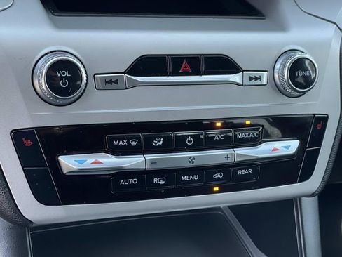 Used 2023 Ford Explorer XLT image 15