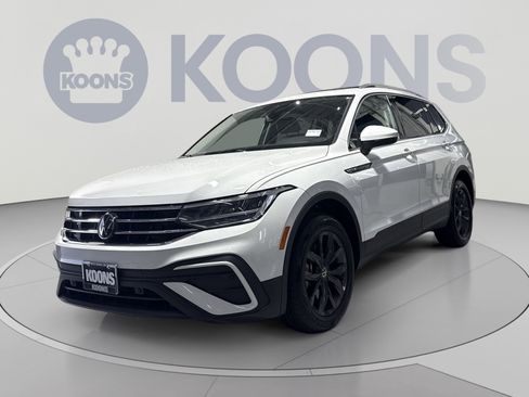 Used 2024 Volkswagen Tiguan SE w/ Panoramic Sunroof Package AWD/4WD image 1