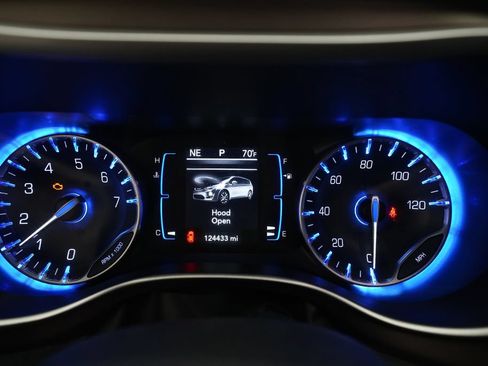 Used 2018 Chrysler Pacifica Touring-L FWD image 2