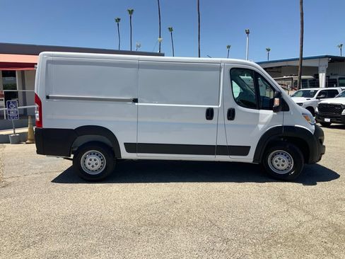 Used 2025 RAM ProMaster 2500 w/ Convenience Group FWD image 4