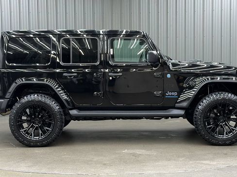 Used 2025 Jeep Wrangler Unlimited Sahara AWD/4WD image 6