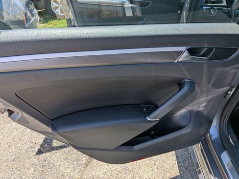 Used 2018 Volkswagen Passat 2.0T R-Line FWD image 25
