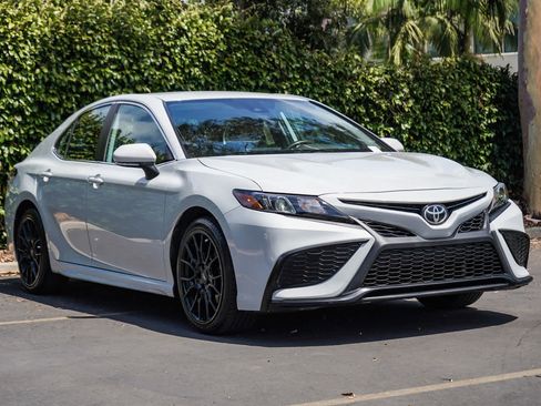 Used 2022 Toyota Camry SE w/ Carpet Mat Package (TMS) FWD image 3