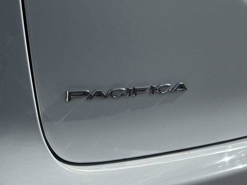 Used 2024 Chrysler Pacifica Touring-L FWD image 33