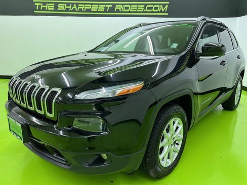 Used 2017 Jeep Cherokee Latitude w/ Comfort & Sound Group AWD/4WD image 5