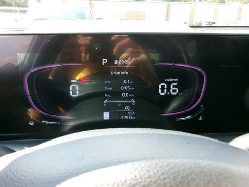 Used 2025 Kia Telluride S FWD image 17