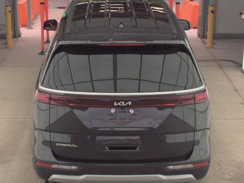 Used 2024 Kia Carnival LX FWD image 4